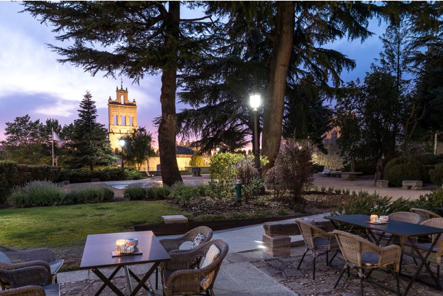Mesa para dos: Comida o Cena para dos personas en Parador de Ávila (Ávila)
