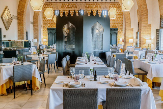 Mesa para dos: Comida o Cena para dos personas en Parador de Carmona (Sevilla)