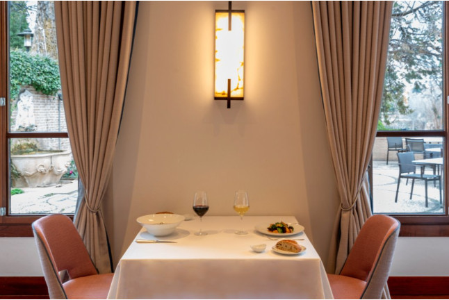 Mesa para dos: Comida o Cena para dos personas en Parador de Granada (Granada)
