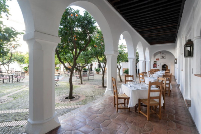 Mesa para dos: Comida o Cena para dos personas en Parador de Guadalupe (Cáceres)