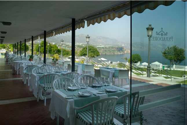 Mesa para dos: Comida o Cena para dos personas en Parador de Nerja (Málaga)
