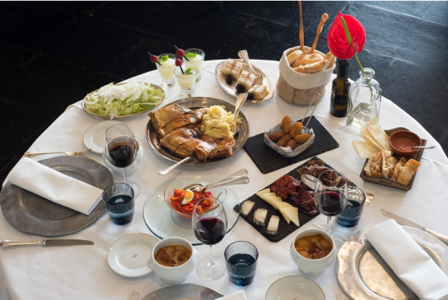 Mesa para dos: Comida o Cena para dos personas en Parador de Segovia 4* (Segovia)