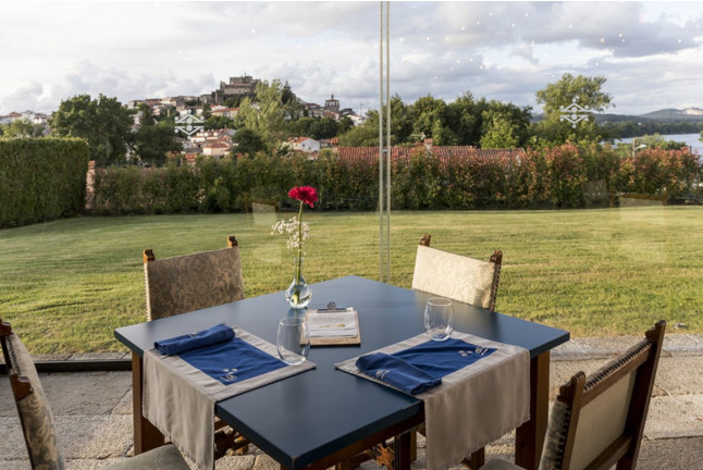 Mesa para dos: Comida o Cena para dos personas en Parador de Tui (Pontevedra)