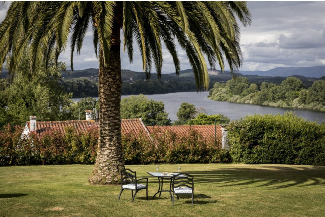 Mesa para dos: Comida o Cena para dos personas en Parador de Tui (Pontevedra)