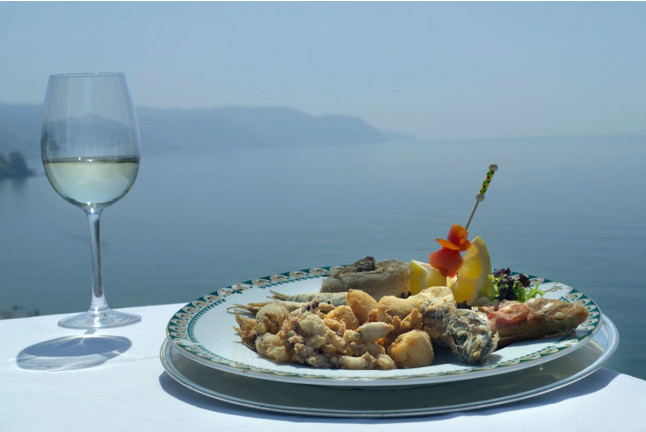 Mesa para dos: Comida o Cena para dos personas en Parador de Nerja (Málaga)
