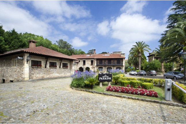 Mesa para dos: Comida o Cena para dos personas en Parador de Santillana del Mar (Cantabria)