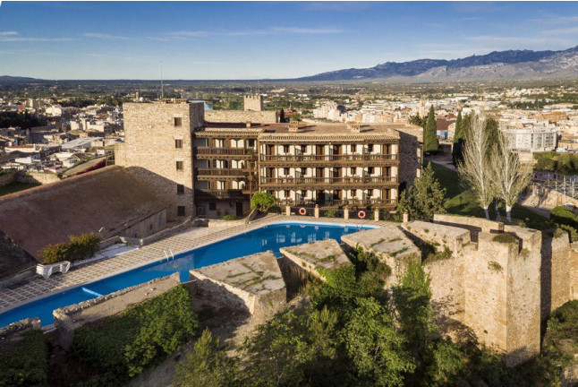 Mesa para dos: Comida o Cena para dos personas en Parador de Tortosa (Tarragona)