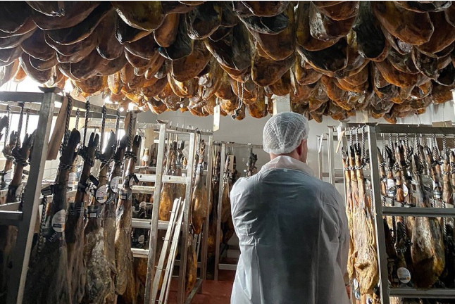 Ruta del Jabugo: Visita Guiada a la Dehesa, los Secaderos y a Bodegas Naturales con Cata de Jamón para dos (Corteconcepción, Huelva) 