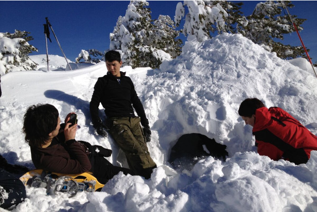 Ruta en Raquetas de Nieve, Construcción de Iglús y Paseo en Trineo (Madrid)