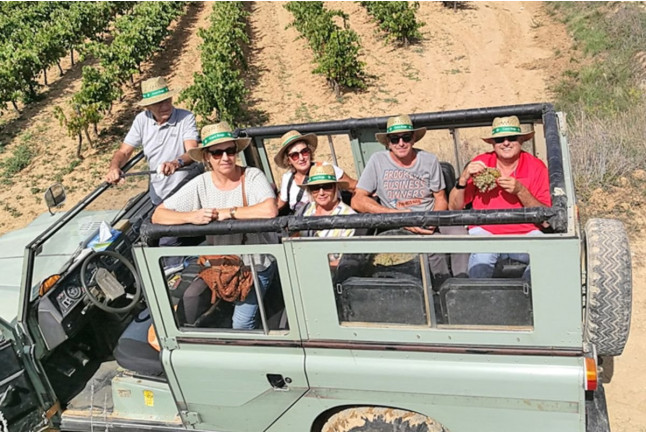 Ruta en Land Rover por las Viñas con Cata de Vino y Aperitivo en Caves Cuscó Berga (Les Gunyoles, Barcelona)