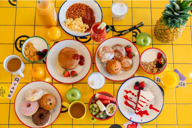 Day Pass con Desayuno en Ryans Lolas 4* (Ibiza)