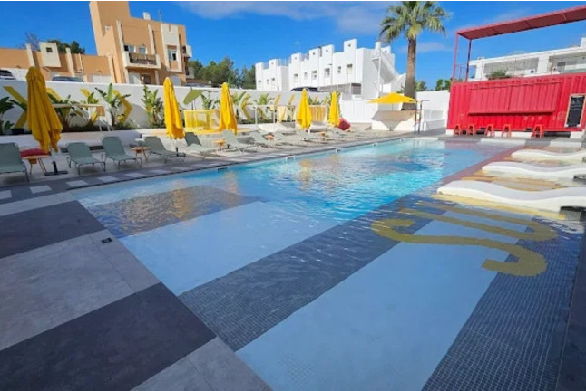 Day Pass con Desayuno en Ryans Lolas 4* (Ibiza)