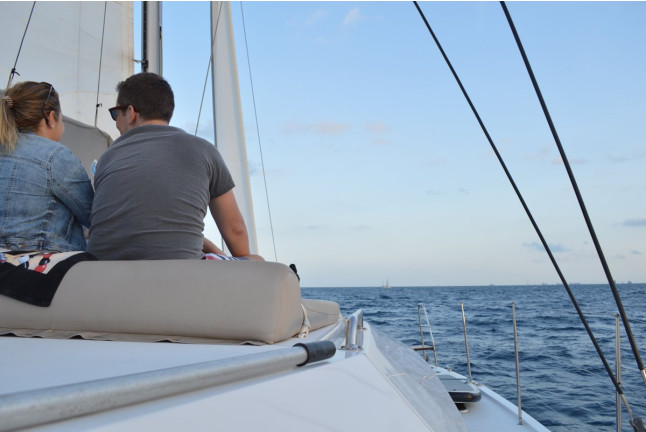 Salida Diurna en Catamarán con Música y Bebida (Barcelona)