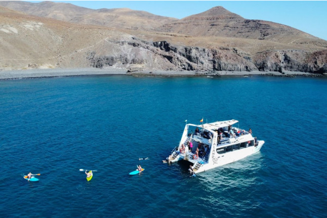 The Absolute Tour: Salida en Catamarán con Snorkel, Comida, Bebidas y Música (Fuerteventura)