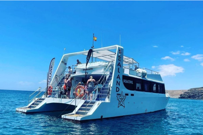 The Absolute Tour: Salida en Catamarán con Snorkel, Comida, Bebidas y Música (Fuerteventura)