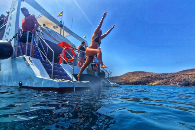 The Absolute Tour: Salida en Catamarán con Snorkel, Comida, Bebidas y Música (Fuerteventura)