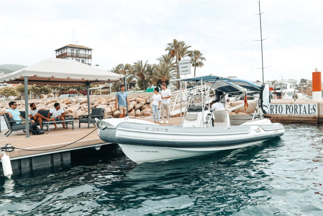 Salida en Barco con Bebidas y Opción a Tabla de Foil (Barcelona)