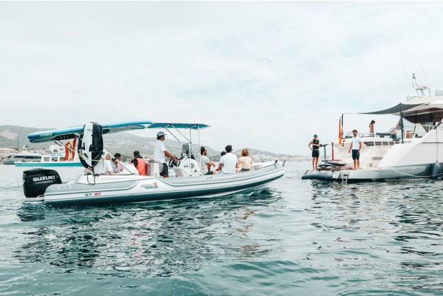 Salida en Barco con Bebidas y Opción a Tabla de Foil (Barcelona)