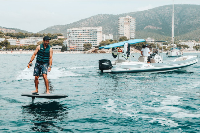 Salida en Barco con Bebidas y Opción a Tabla de Foil (Barcelona)