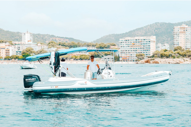 Salida en Barco con Bebidas y Opción a Tabla de Foil (Barcelona)