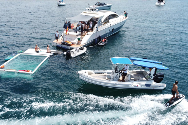 Salida en Barco con Bebidas y Opción a Tabla de Foil (Barcelona)