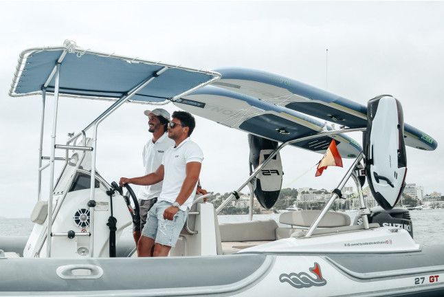 Salida en Barco con Bebidas y Opción a Tabla de Foil (Barcelona)