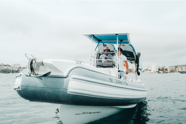 Salida en Barco con Bebidas y Opción a Tabla de Foil (Barcelona)