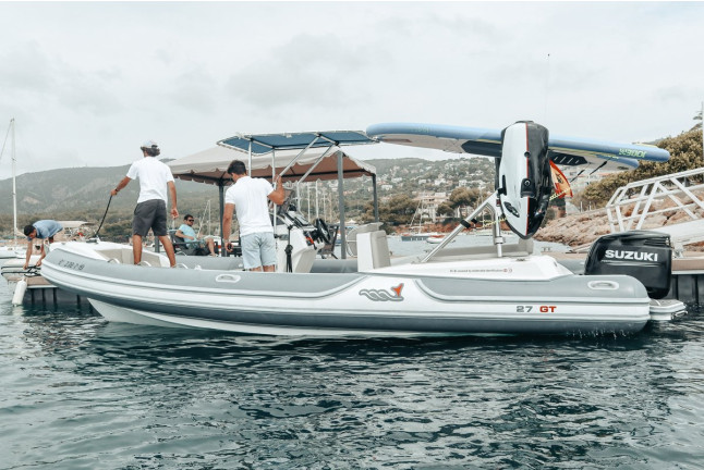 Salida en Barco con Bebidas y Opción a Tabla de Foil (Barcelona)
