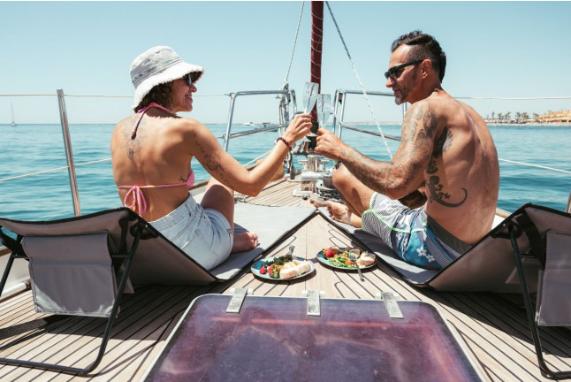 Salida Privada en Velero con Brunch o Comida en Bahía de João d'Arens (Portimão, Algarve)