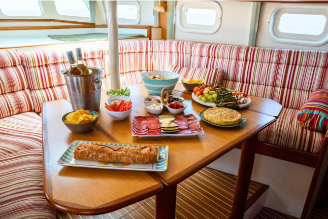 Salida Privada en Velero con Brunch o Comida en Bahía de João d'Arens (Portimão, Algarve)