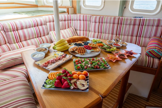 Salida Privada en Velero con Brunch o Comida en Bahía de João d'Arens (Portimão, Algarve)