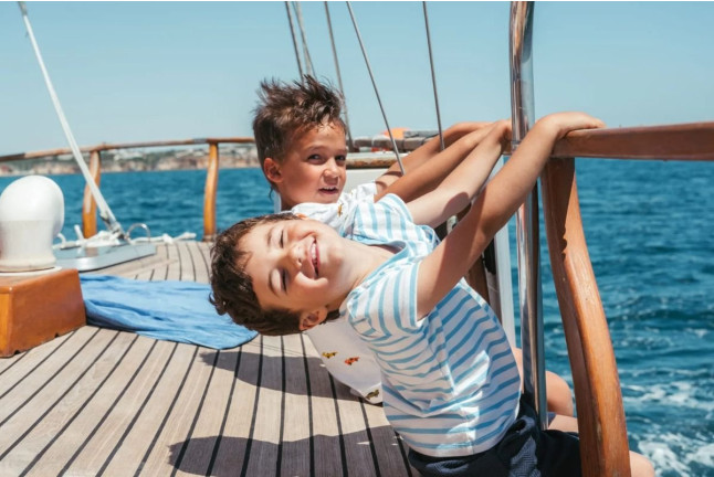 Salida Privada en Velero con Brunch o Comida en Bahía de João d'Arens (Portimão, Algarve)