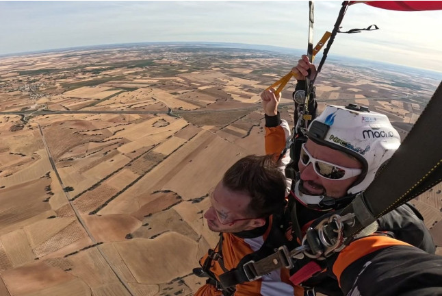 Salto Tándem en Paracaídas para dos desde 4500 metros (Casas de Los Pinos, Cuenca)