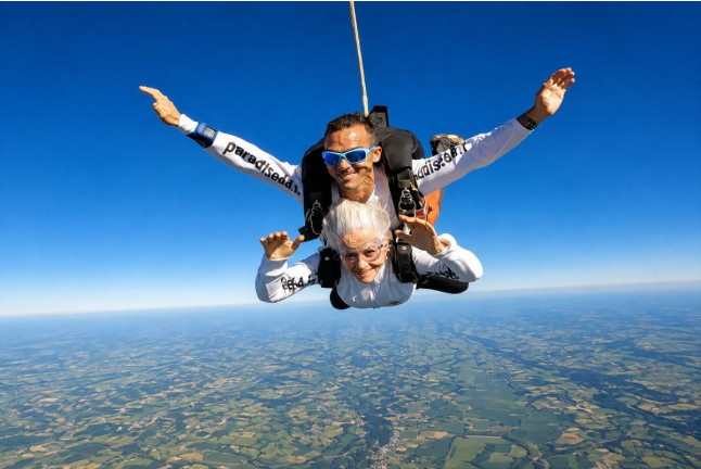 Salto Tándem de 4000 Metros con Opción de Fotos y Vídeo (Lasclaveries, Francia)
