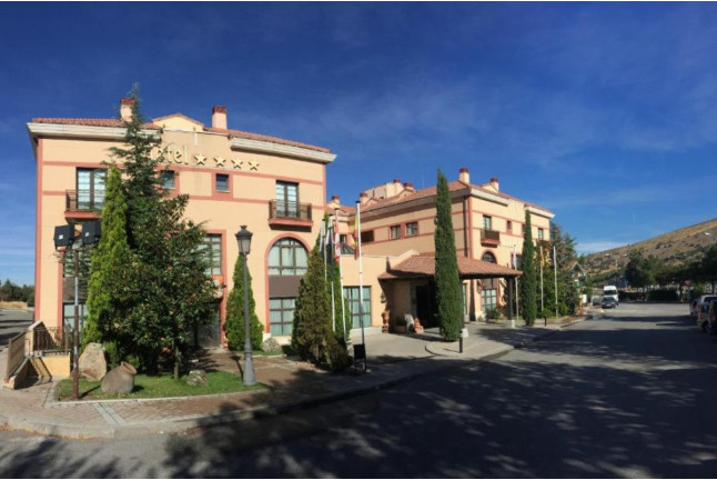 Escapada con Masaje o Cena en Habitación Doble o Suite con Jacuzzi de Hotel Segovia Sierra de Guadarrama 4* (Segovia)