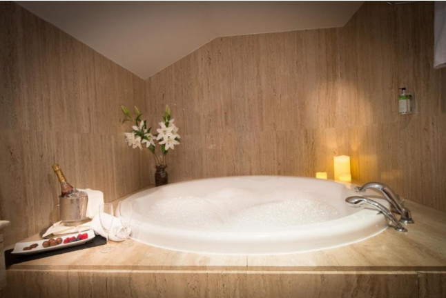 Escapada con Masaje o Cena en Habitación Doble o Suite con Jacuzzi de Hotel Segovia Sierra de Guadarrama 4* (Segovia)
