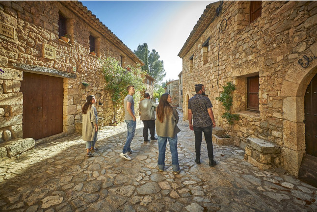 Visita Guiada por Siurana Medieval con Comida en el Refugi y Visita a Bodega con Cata en Cellers Baronia del Montsant (Tarragona)