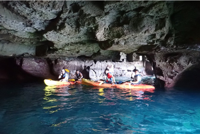 Kayak y Snorkel con Snack y Fotos por Cuevas Marinas (Mogán, Gran Canaria)