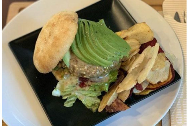 Circuito Spa y Comida o Cena de Hamburguesa Bio para dos con Naturquinoa NQ Take Away (Madrid)