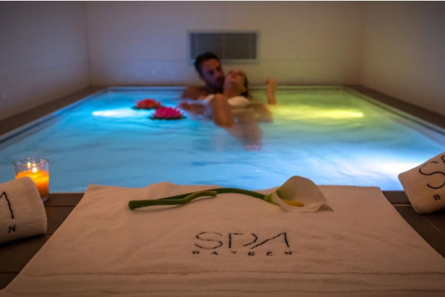 Circuito Spa en Hotel RH Bayren 4* y Visita a Fábrica, Cata de Cervezas, Crema de Licores y Vermuts con Maridaje para dos (Valencia)