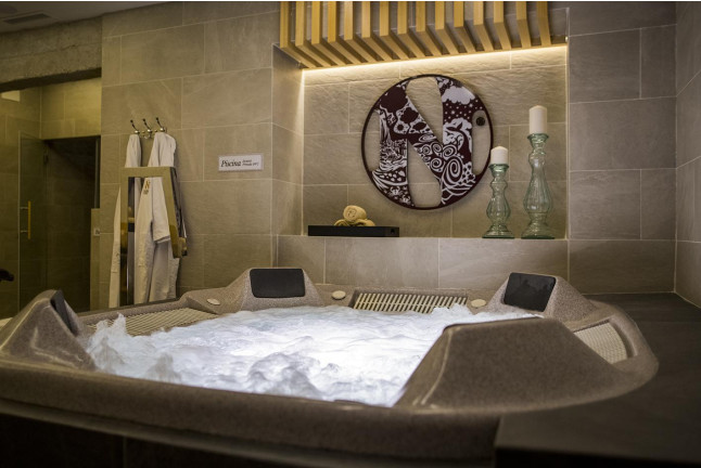 Masaje y Piscina Dinámica con Cava y Bombones para dos en Spa Centro Nature Urban (Jaén) 