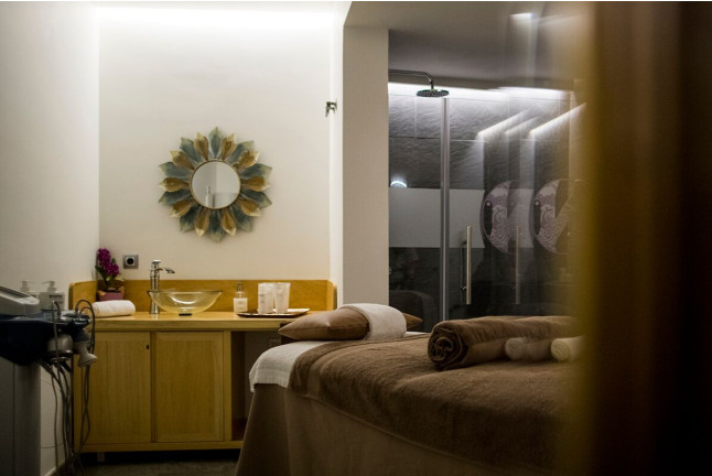 Masaje y Piscina Dinámica con Cava y Bombones para dos en Spa Centro Nature Urban (Jaén) 