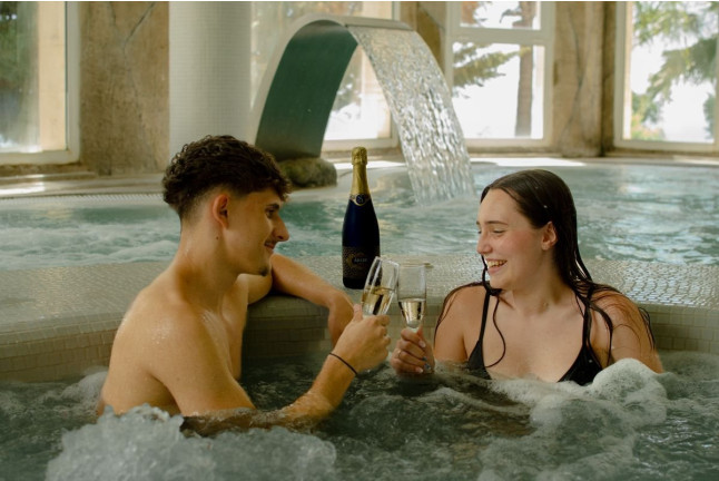Day Pass con Spa, Masaje, Hamaca en la Playa y Opción a Comida o Cena para dos en Spa Sensara (Arroyo de la Miel, Málaga)