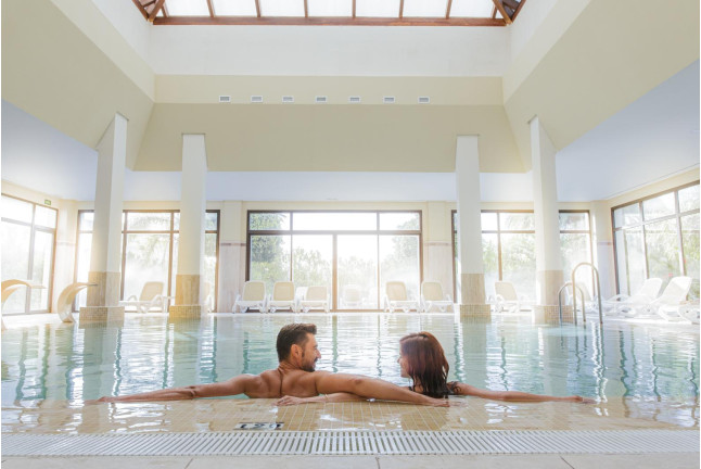 Circuito Spa, Masaje Relajante y Cava para dos en Hotel Playa Granada Club Resort 4* (Motril, Granada)