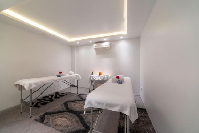 Circuito Spa, Masaje 15' y Cava para Parejas en Hotel Macià Granada Five Senses (Granada)