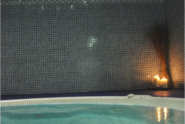 Jacuzzi Privado con Cromoterapia y Masaje en Spa Yeyuk Wellness Center (Valladolid)
