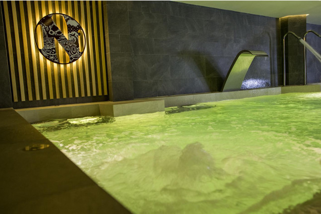 Circuito Spa y Jacuzzi Privado con Cava y Bombones para dos en Centro Nature Urban Spa (Jaén) 