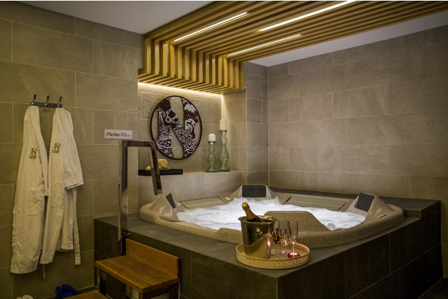 Circuito Spa y Jacuzzi Privado con Cava y Bombones para dos en Centro Nature Urban Spa (Jaén) 