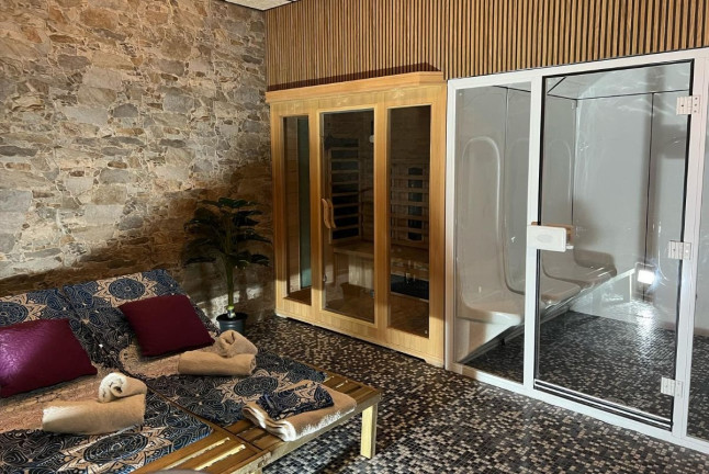 The Love Package: Acceso Privado a Spa L'Inici con Opción a Masaje, Cava y Bombones para dos (Llagostera, Girona)