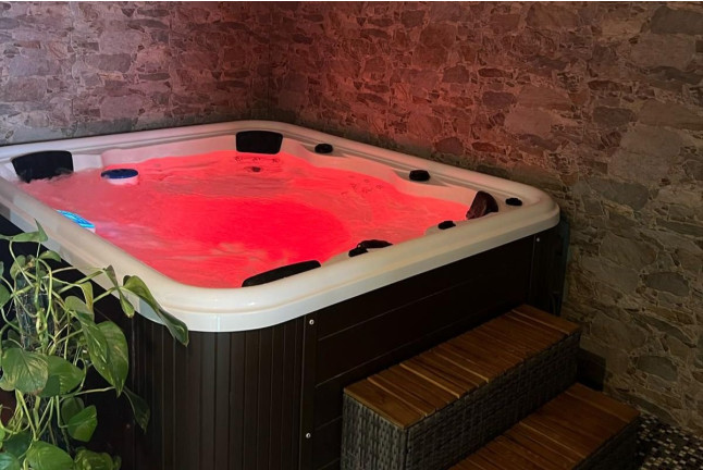The Love Package: Acceso Privado a Spa L'Inici con Opción a Masaje, Cava y Bombones para dos (Llagostera, Girona)